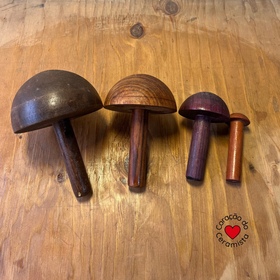 Cogumelos feitos em madeira nobre.