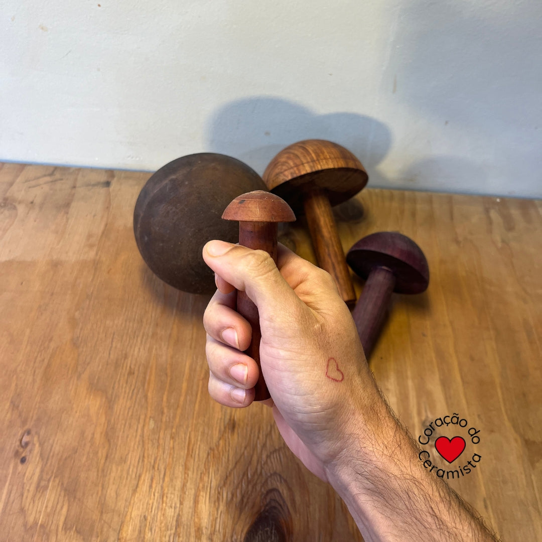 Cogumelos feitos em madeira nobre.