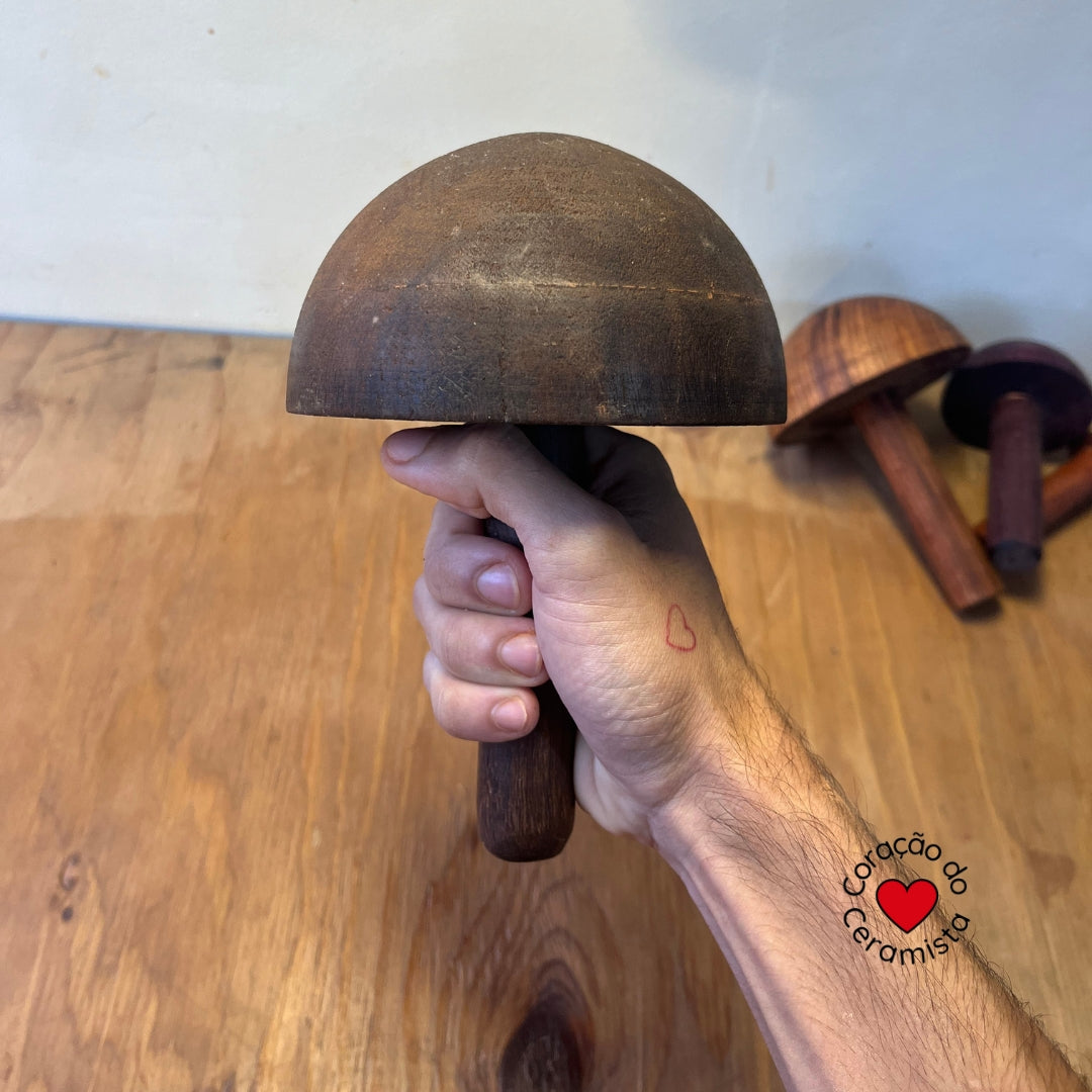 Cogumelos feitos em madeira nobre.