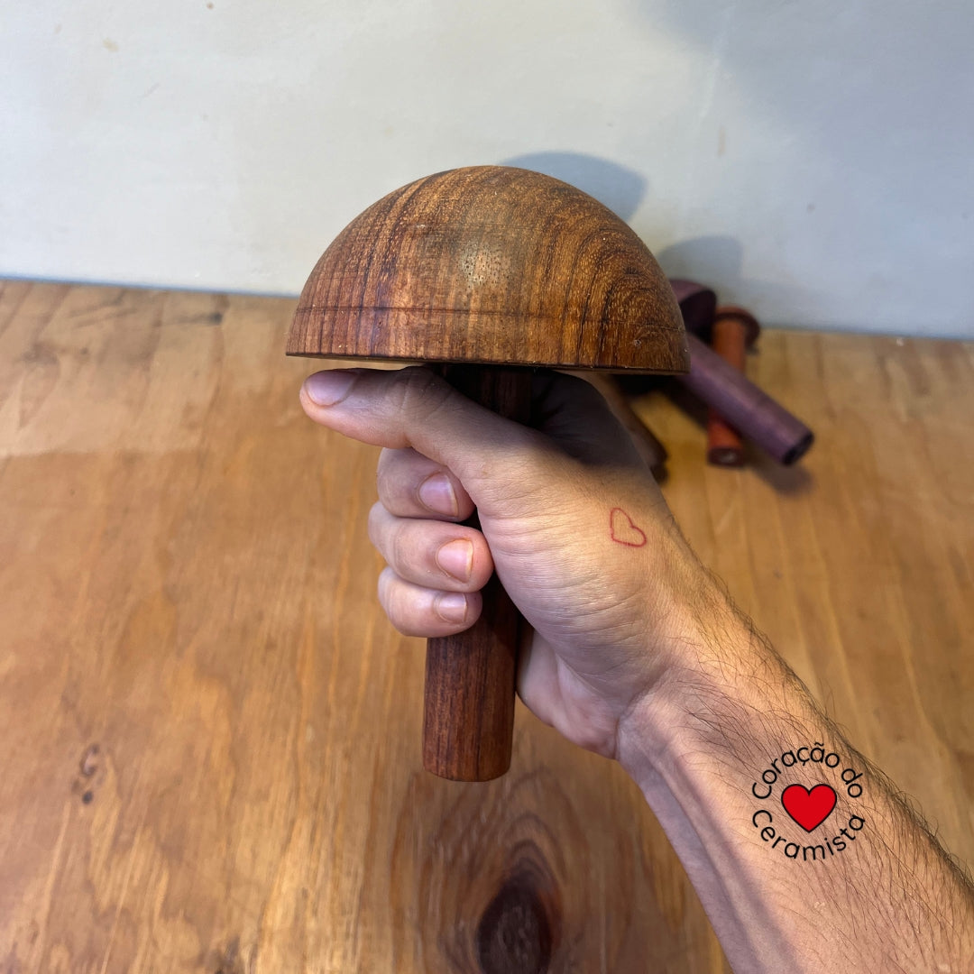 Cogumelos feitos em madeira nobre.