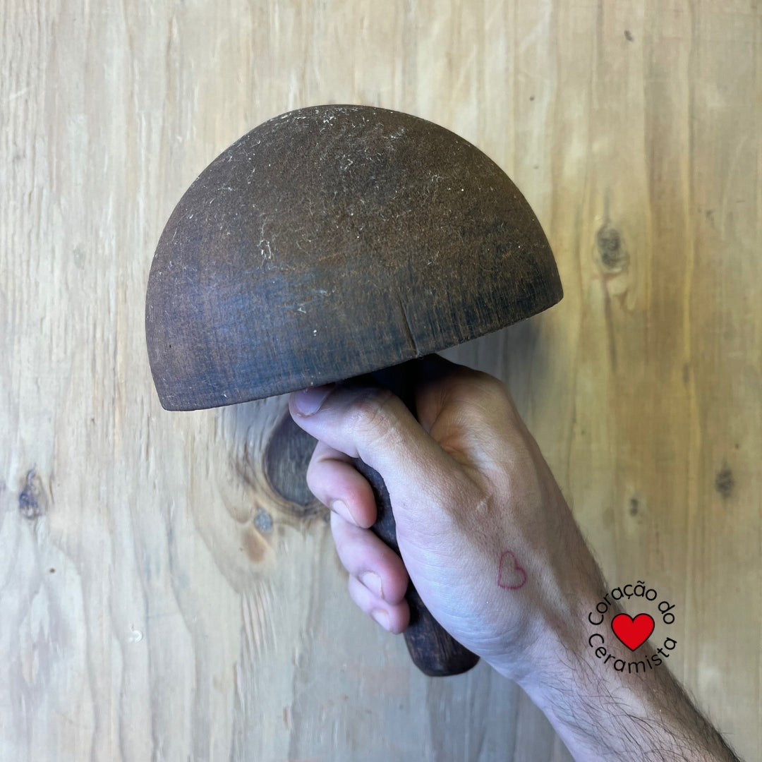 Cogumelos feitos em madeira nobre.