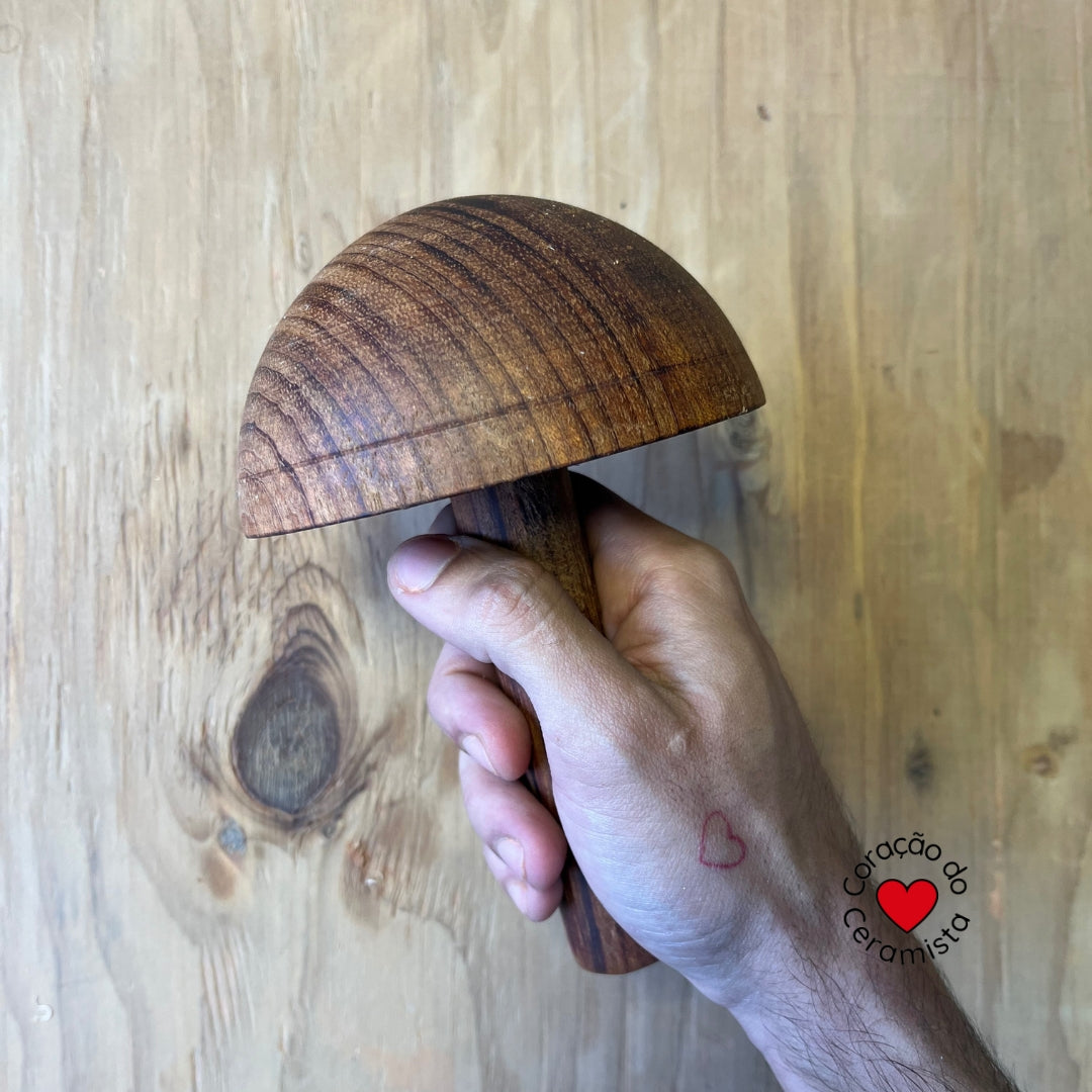 Cogumelos feitos em madeira nobre.