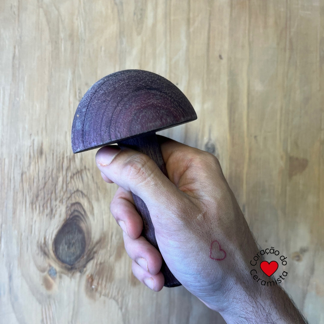 Cogumelos feitos em madeira nobre.