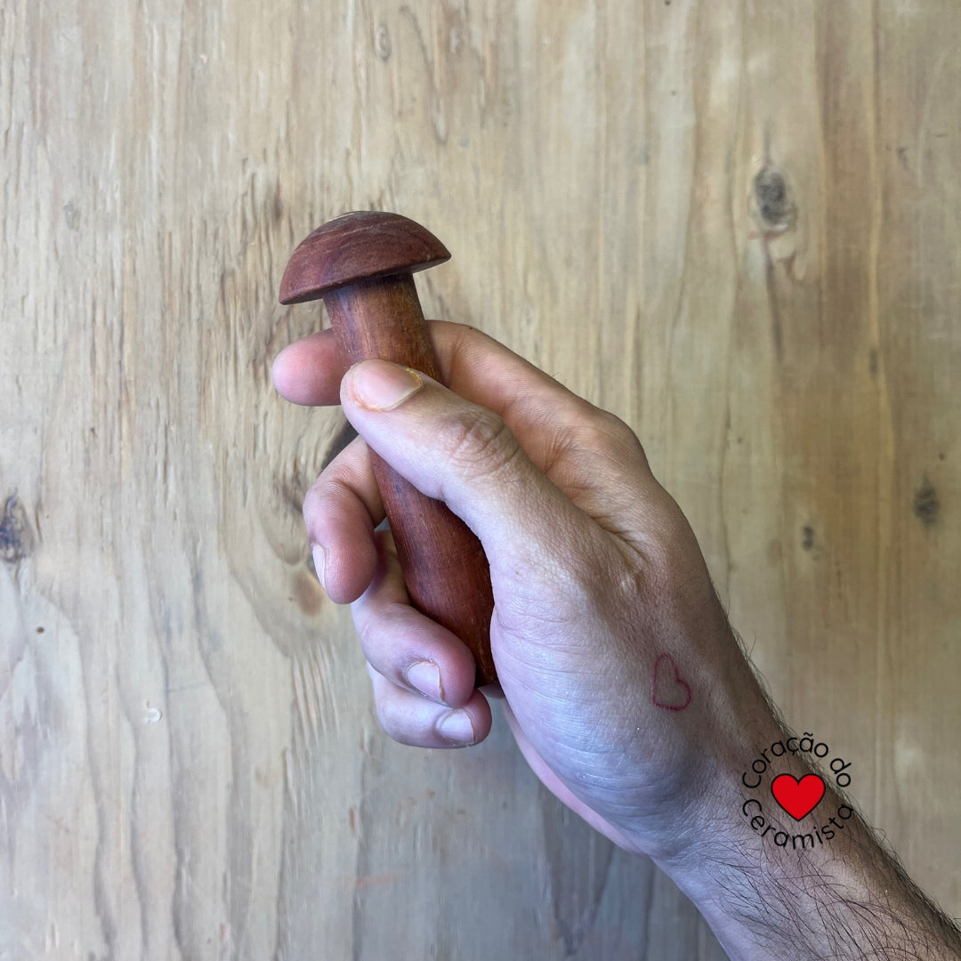 Cogumelos feitos em madeira nobre.